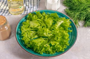 Салат с креветками и сырным омлетом