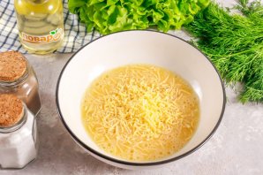 Салат с креветками и сырным омлетом