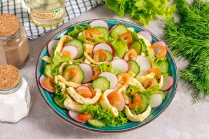 Салат с креветками и сырным омлетом