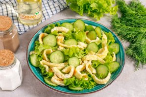 Салат с креветками и сырным омлетом