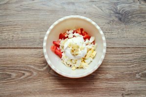 Салат с рикоттой и помидорами