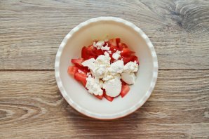 Салат с рикоттой и помидорами