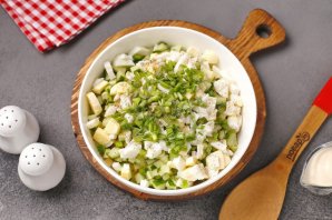 Салат с варёной колбасой, сыром и огурцом