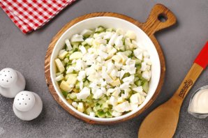 Салат с варёной колбасой, сыром и огурцом