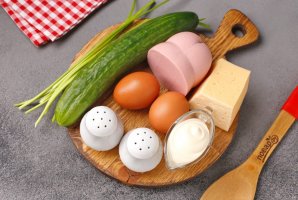 Салат с варёной колбасой, сыром и огурцом