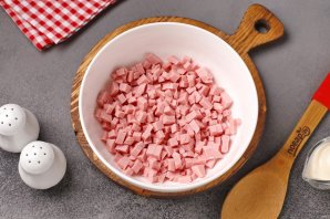 Салат с варёной колбасой, сыром и огурцом