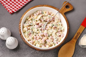 Салат с варёной колбасой, сыром и огурцом