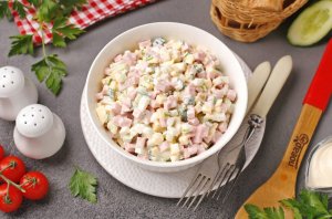 Салат с варёной колбасой, сыром и огурцом