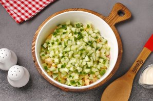 Салат с варёной колбасой, сыром и огурцом