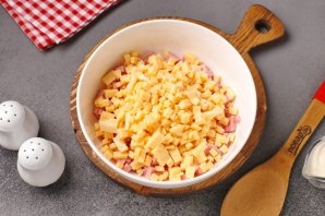 Салат с варёной колбасой, сыром и огурцом