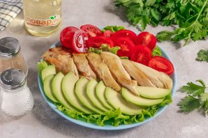 Салат с запеченной курицей, авокадо и помидорами