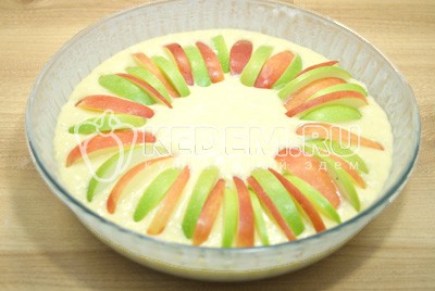 Шарлотка с творогом и яблоками