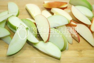 Шарлотка с творогом и яблоками