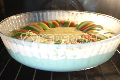 Шарлотка с творогом и яблоками