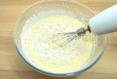 Шарлотка с творогом и яблоками