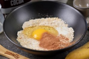 Шоколадный овсяноблин с начинкой из творога и бананов Шоколадный овсяноблин с начинкой из творога и бананов