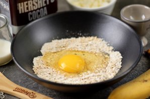 Шоколадный овсяноблин с начинкой из творога и бананов Шоколадный овсяноблин с начинкой из творога и бананов