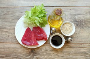 Стейк из тунца в кунжуте