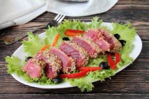 Стейк из тунца в кунжуте