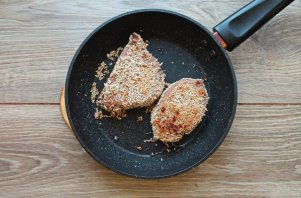 Стейк из тунца в кунжуте