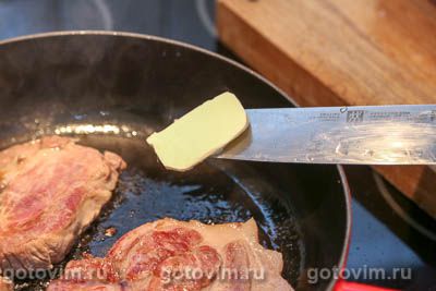 Стейки из свинины с жареными строчками в чесночном масле Стейки из свинины с жареными строчками в чесночном масле