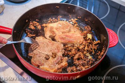 Стейки из свинины с жареными строчками в чесночном масле Стейки из свинины с жареными строчками в чесночном масле