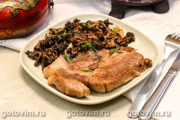 Стейки из свинины с жареными строчками в чесночном масле Стейки из свинины с жареными строчками в чесночном масле