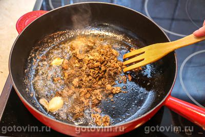 Стейки из свинины с жареными строчками в чесночном масле Стейки из свинины с жареными строчками в чесночном масле