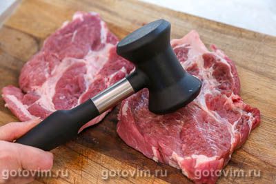 Стейки из свинины с жареными строчками в чесночном масле Стейки из свинины с жареными строчками в чесночном масле