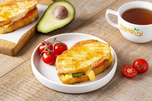 Теплые бутерброды с авокадо и помидорами Теплые бутерброды с авокадо и помидорами