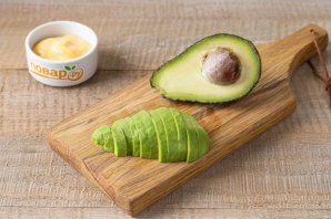 Теплые бутерброды с авокадо и помидорами Теплые бутерброды с авокадо и помидорами