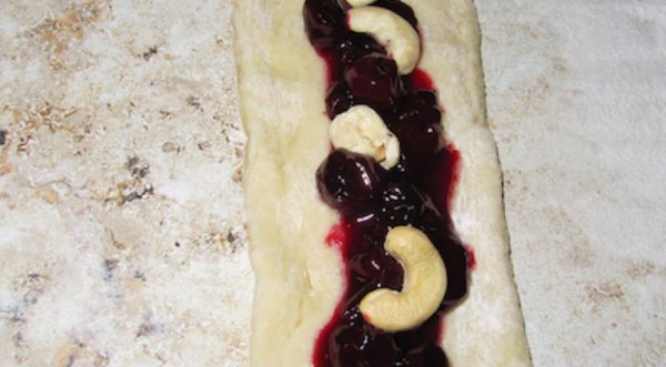 Торт Монастырская изба с вишней со сметанным кремом, пошаговый рецепт с фото Торт Монастырская изба с вишней со сметанным кремом, пошаговый рецепт с фото