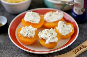 Запеченные персики с рикоттой