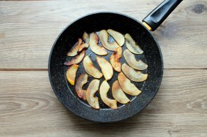 Жареная айва с сахарной пудрой