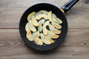 Жареная айва с сахарной пудрой