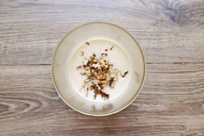 Банановый коктейль с печеньем и орехами