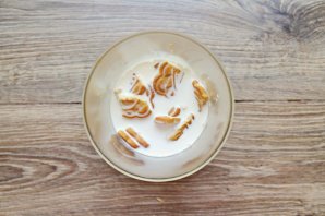 Банановый коктейль с печеньем и орехами