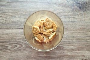 Банановый коктейль с печеньем и орехами