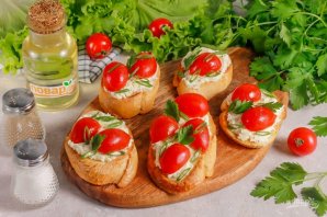 Брускетта с творожным сыром и томатами
