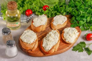Брускетта с творожным сыром и томатами