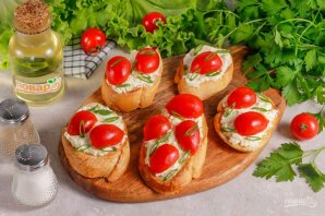 Брускетта с творожным сыром и томатами
