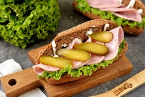 Бутерброд с солеными огурцами Бутерброд с солеными огурцами