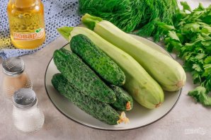 Быстрые малосольные огурцы с кабачками