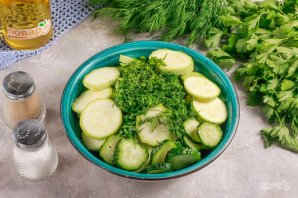 Быстрые малосольные огурцы с кабачками