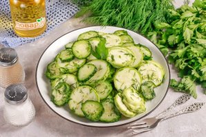 Быстрые малосольные огурцы с кабачками