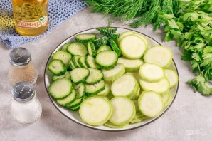 Быстрые малосольные огурцы с кабачками