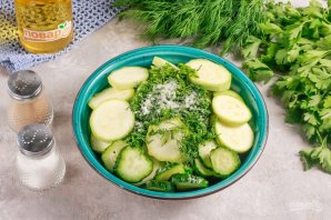 Быстрые малосольные огурцы с кабачками