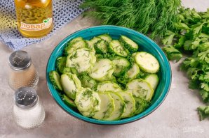 Быстрые малосольные огурцы с кабачками