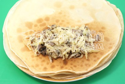 Фаршированные блины с грибами и сыром