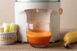Фруктово-овощной смузи из сельдерея, моркови и банана Фруктово-овощной смузи из сельдерея, моркови и банана